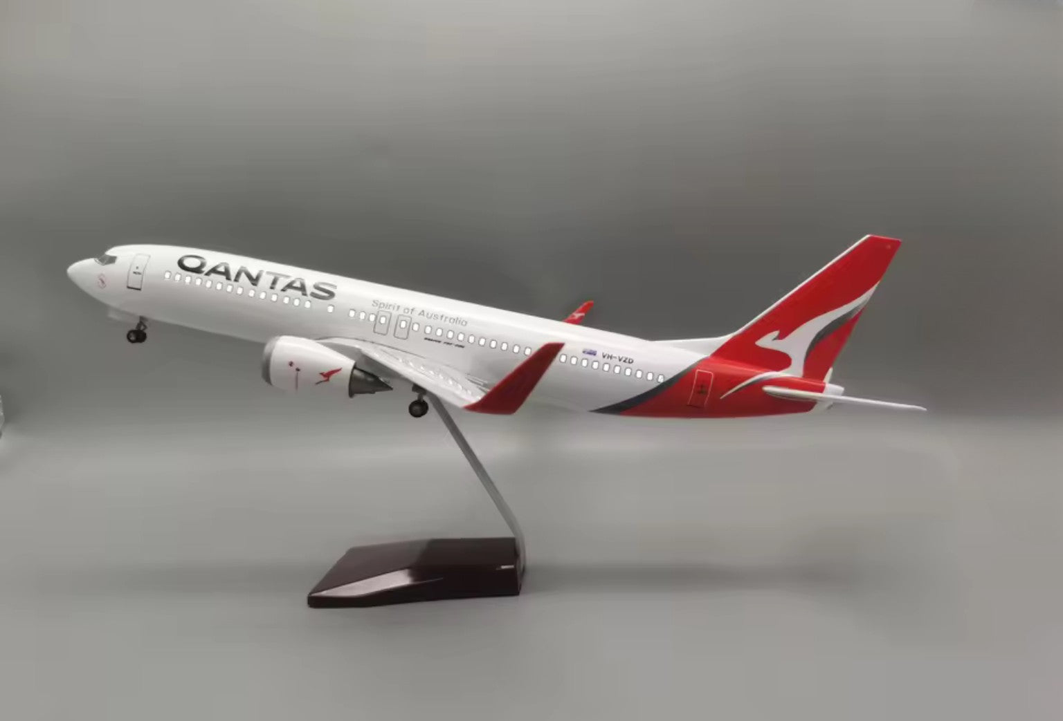 47cm 1/160 LED & Non LED Qantas 737-800 Model Plane